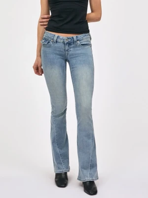 True Religion Joey Low Rise Flare Jeans - Säljer ett par ljusblå True Religion Joey jeans med låg midja och utsvängda ben för att de tyvärr blivit för stora. Knapparna på fickorna där bak har missfärgats lite och det finns en liten slitning på ena byxbenet, annars är de perfekta. 