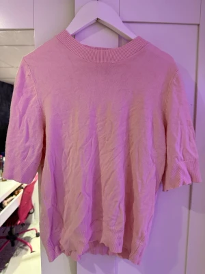 Ljusrosa kortärmad stickad tröja - Säljer en ljusrosa stickad tröja