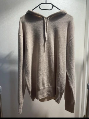 Carmés cashmere hoodie - En beige 100% cashmere hoodie från carmes tröjan är i storlek M. Tröjan är i väldigt bra skick och inga håll eller sånt