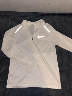 Nike sport tröja - Hej! Säljer nu denna väldigt snygga tröja från nike, perfekt för sport och träning, dragkedjan är lite krånglig men kanske går att fixa här inte riktigt lagt tid på det. 