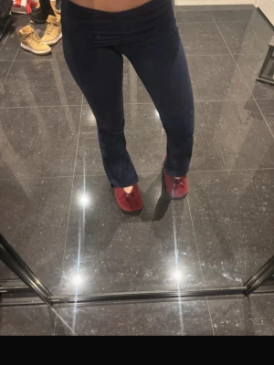 Mörkblå yoga pants  - Säljer ett par mörkblå mjukisbyxor/yogapants  med låg midja. Byxorna är i mjukt och stretchigt material, perfekta för en chill och avslappnad look. Byxorna är i storlek xxs men passar Xs!!! 