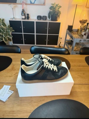 Maison Margiela gats - Riktigt feta gata i rätt så bra skick, typ de ända äkta paret här på plick, bara att höra av sig om de skulle vara något! Passar 43-44