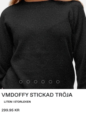 Svart stickad tröja från Vero Moda - En svart stickad tröja från Vero Moda med klassisk rund hals och långa ärmar. Tröjan har en enkel och stilren design som passar perfekt till både jeans och kostymbyxor. Mjuk och skön att bära under kyliga dagar.