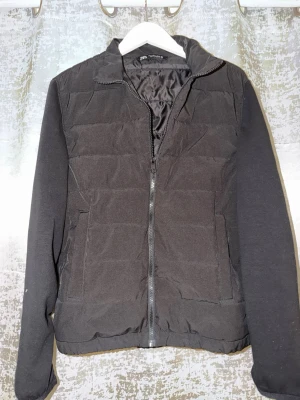Svart pufferjacka från Zara - Säljer en svart pufferjacka från Zara med quiltad framsida och dragkedja. Jackan har en enkel krage, långa ärmar och elastisk nederkant. Materialet är mjukt och känns som polyester. Perfekt för kyliga dagar. Passar Xxs Xs och även S. Priser kan diskuteras 