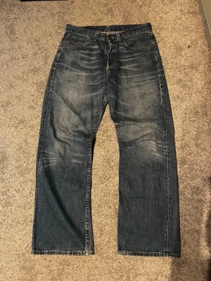 Levis 508 - Levis 508 straight fit i storlek 30/30. Byxorna är åt det blåare hållet i verkligheten. Längd-102cm, midja-41cm. Skriv om frågor finns!