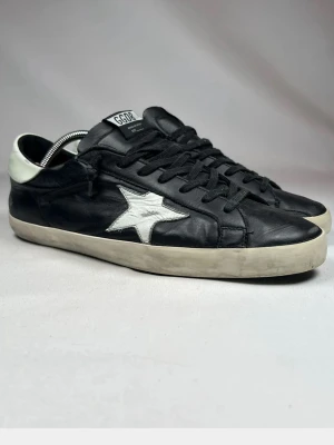 Golden Goose skor - Golden goose skor i stl 43 riktigt snygga, Har tecken på användning men är i allmänt bra skick hör av dig vid fler frågor🤗🤗