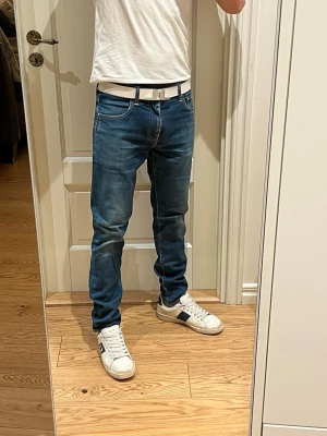 Levis 511 mörkblå jeans - Säljer ett par Levis 511 jeans i mörkblå tvätt med snygga slitningar. Modellen är slim och storleken är W30 L32. Inga defekter. Skriv vid minsta fundering🤙
