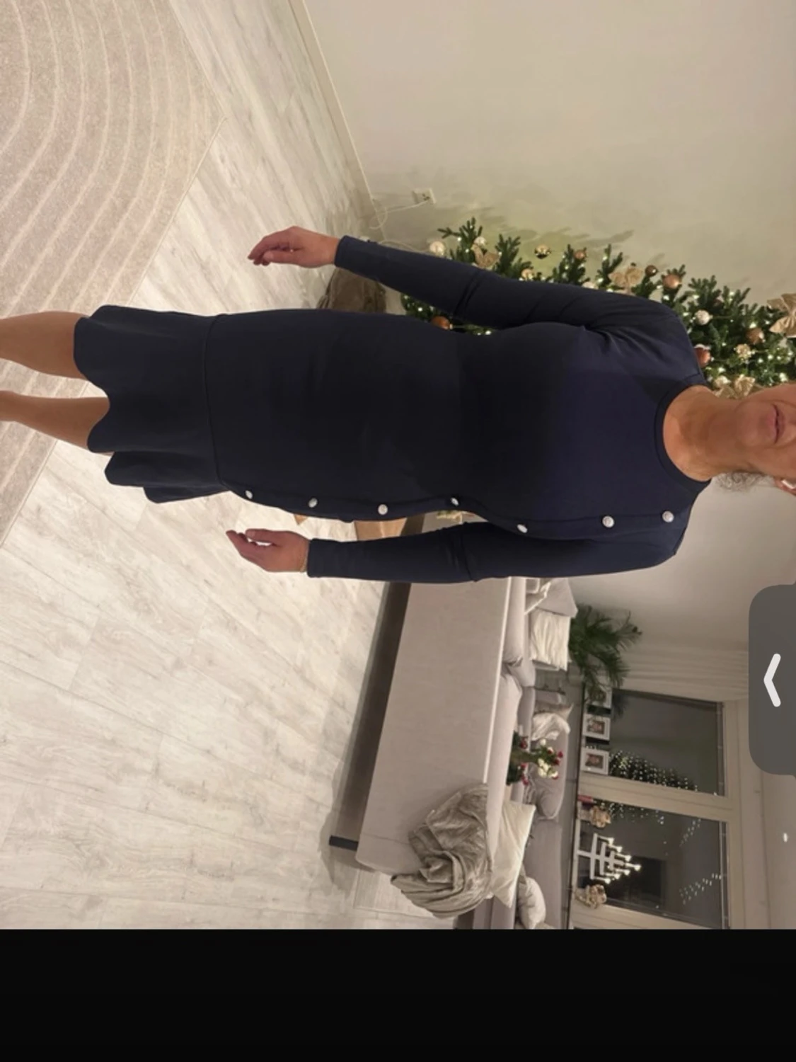 Marinblå figurnära klänning med knappar - 4