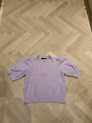 Ljuslila stickad tröja Vero Moda - Säljer denna stickad kortärmad tröjan ifrån vero Moda i st S. Tröjan är nopprig men de ska gå att få bort med noppermaskin eller rakhyvel. Skriv om ni vill ha bild på💕pris kan diskuteras