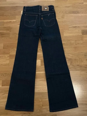 Bootcut orange tab Levi’s  - Sjukt snygga vintage bootcut/flare orange tab Levi’s i nyskick. Extremt bra kvalitet och kommer bara att bli snyggare med tiden  Hör av er vid ytterligare frågor!