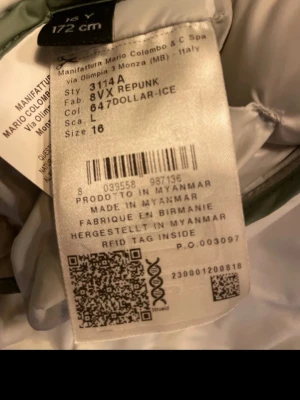 Ljusgrön pufferjacka från Colmar - jätte fin colmar jacka! Köpt förra året men inte kommit till användning, så helt ny! Storlek 172 ungefär som smal. Kan tänka mig gå ner i pris vid snabb affär! 