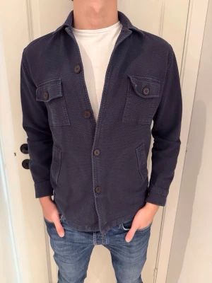 John henric overshirt  - Riktigt go overshirt i snygg färg från John Henric. Overshirten är i använd skick men har fortfarande mycket kvar att ge! Storlek S/M! Vid minsta fundering kontakta oss✔️