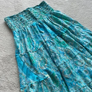 Turkos långkjol med guld detaljer - Säljer en långkjol i turkost med fina gulddetaljer. Kjolen har elastisk midja och passar allt från xs- M. Materialet känns lätt och luftigt. Perfekt till sommaren 🩷👌🏻