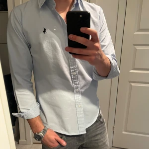 Ljusblå Ralph Lauren skjorta - Säljer denna otroligt snygga Ralph Lauren skjorta med en klassisk fit. Helt oanvänd och nystruken. Säljer pga den vart för liten för mig. Pris kan diskuteras 