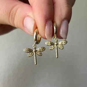 Guldörhängen  - Fina guldörhängen med trollslända, erbjuder bundlerabatt! 🫶🏼