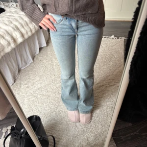 Bootcut jeans - Low waist bootcut flare jeans från H&M i storlek 32💕