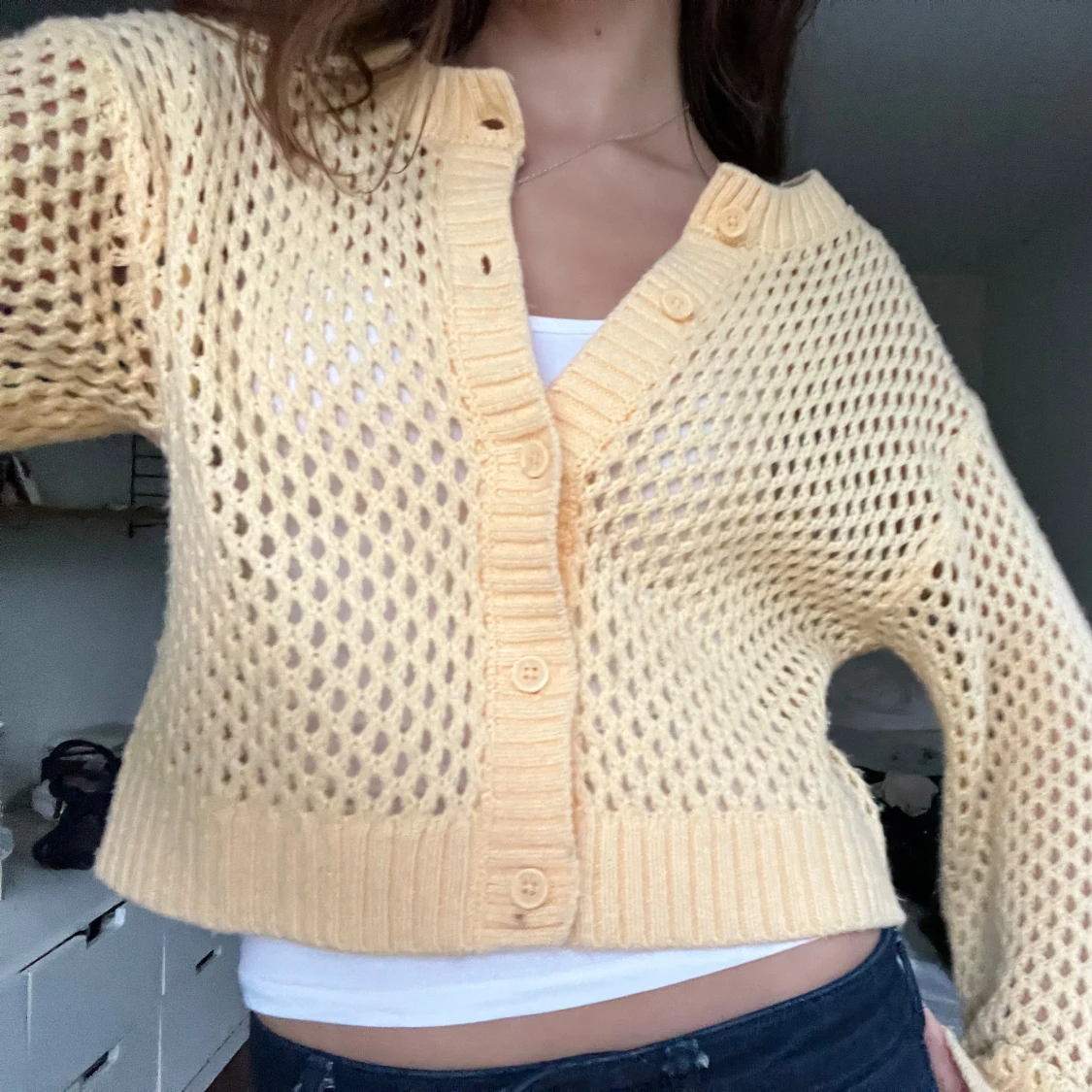 Gul stickad kofta med knappar