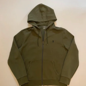 Grön Ralph lauren zip - Säljer denna då den är för liten för mig och jag är 196 den sitter jätte bra på min store bror som är 183.  Det är storlek L säljer för ett rimligt pris då den inte kommer i användning. ✌🏿