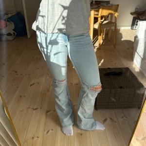 Lågmidjade jeans Nelly - Superfina jeans från Nelly med slitningar🧸endast använda en gång, inga defekter och sitter perfekt på mig som är 170 cm lång💗nypris 699🎀