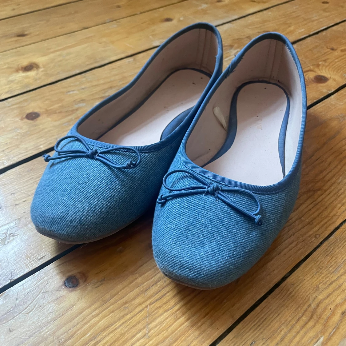 Blå ballerinaskor med rosett