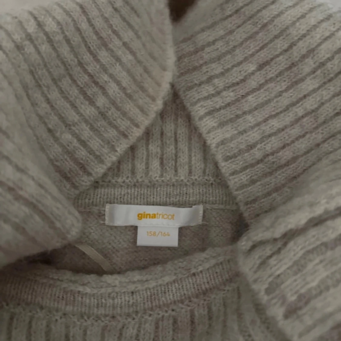 Ljusgrå off shoulder tröja  från Gina Tricot - 1