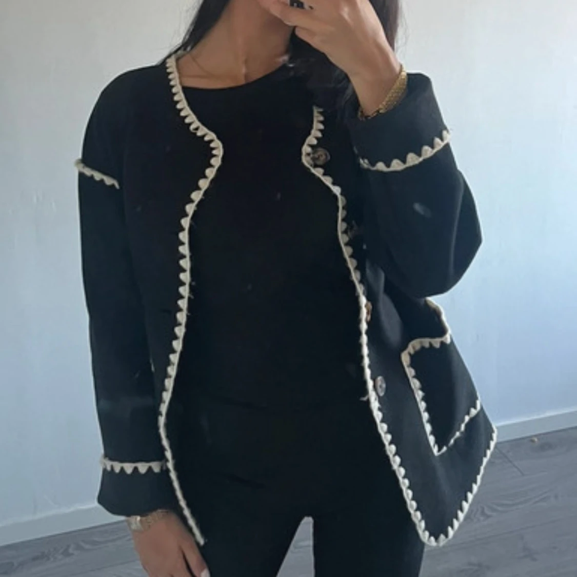 Svart cardigan jacka med vita detaljer - 3