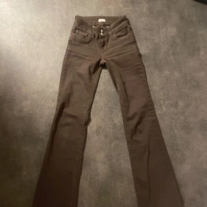 Bruna jeans ifrån Nelly - Bruna jeans ifrån Nelly i strl 32, endast använda en gång så det är typ nya!!
