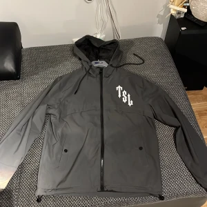 Trapstar Shooters Windbreaker - Hej säljer min Trapstar Shooters vindjacka på grund av att jag har tröttnat på den. Den är i perfekt skick och ny pris är 190£ vilket motsvarar cirka 2585kr. Kvittot finns! Storleken är XS. Kan gå ner i pris vid snabb affär. Den är äkta.