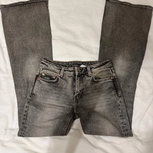 Grå låga utsvängda jeans Weekday  - Jeans från Weekday. Jeansen är så snygga med den perfekta grå färgen. Storlek W26 L34💗Nyskick, endast testade 