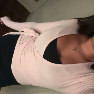 Ljusrosa omlottkofta från lager 157 - Supersöt ljusrosa omlottopp från lager 157 i storlek XS. 