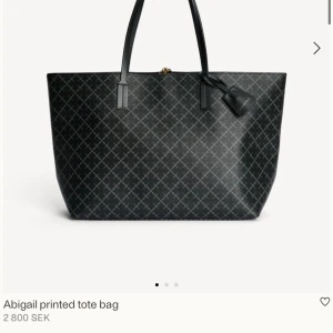 Svart shoppingväska By Malene Birger - By Malene Birger väska, köpte för några månader sen, kommer tyvärr inte till användning och den är i hyfsat bra skick. Lite smutsig i botten av väskan men man märker. Nypris 2800kr och säljer för 2000kr