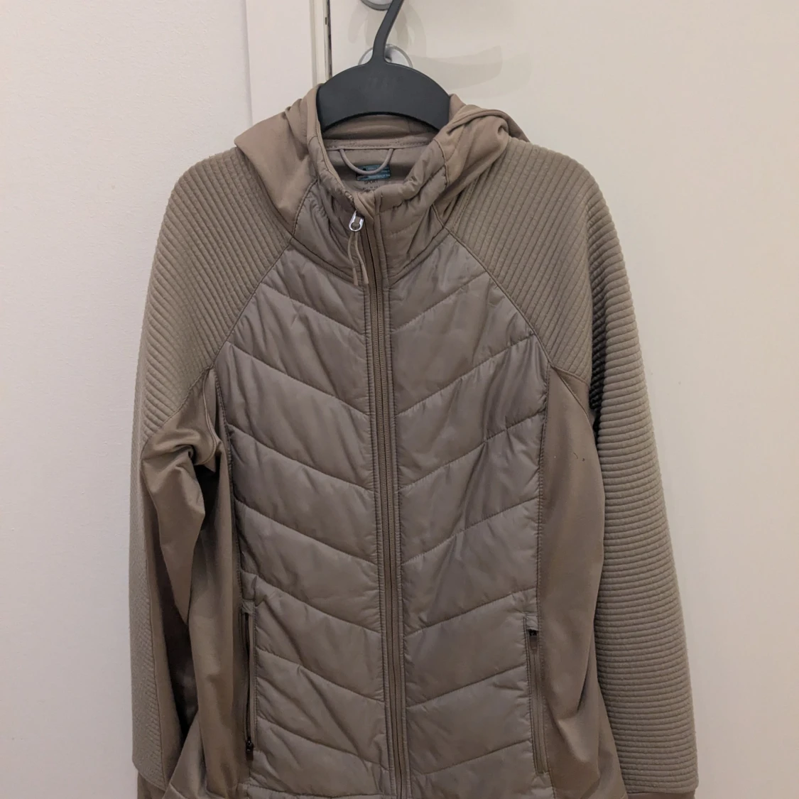 Beige quiltad jacka med huva, M från Hm Move