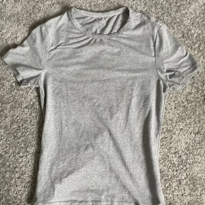 Ljusgrå thight T-shirt  - Super söt ljusgrå T-shirt i tight och stretchigt material ! Skriv för bilder med den på🫰