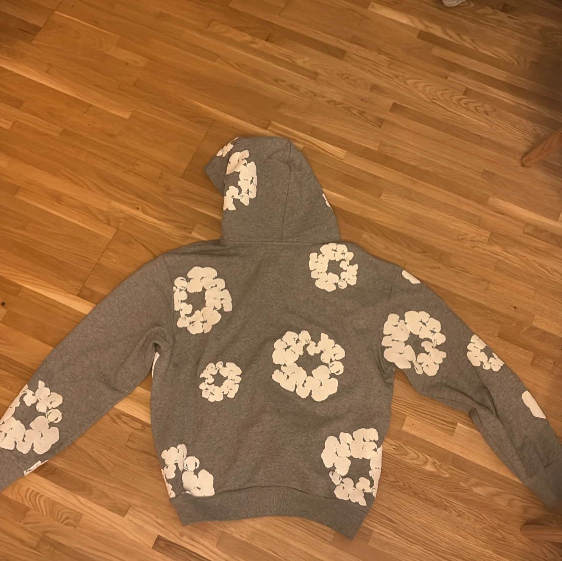 Grå hoodie med blommor från Denim Tears - 1