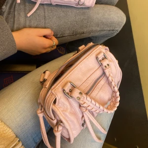 Ljusrosa handväska med flätade handtag - Säljer min as snygga ljusrosa väska pga andvänder för lite.💗💗