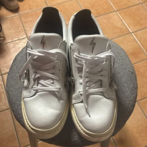 Giuseppe Zanotti skor - Säljer mina vita giuseppes som är i storlek 46 men passar 45 och 44 som jag även bytt snören på, köpta från farfetch. Pris kan diskuteras 