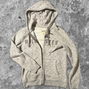 Grå hollister hoodie - Asfet grå hollister hoodie. Den är lite fodrad så perfekt till vintern ❄️ storlek XS passar S också. Inga defekter, Kom gärna med frågor✌️