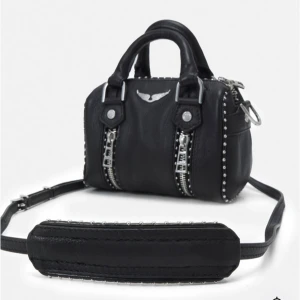 Zadig väska 💗 - Handväska från Zadig & Voltaire i skinn med silverfärgade dragkedjor, nitar och logga framtill. Väskan har både handtag och justerbar axelrem. Köpt förra året i london i Zadig butiken 