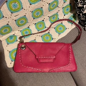 Hot pink shoulder bag - barbiebag - Nästan Som ny!💕 Tror den är i äkta läder Finns en liten fläck på baksidan se sista bilden Och eventuellt lim eller sömmen på insidan ser lite konstig ut om man verkligen böjer ut den inuti och tittar men inget som syns eller gör något  