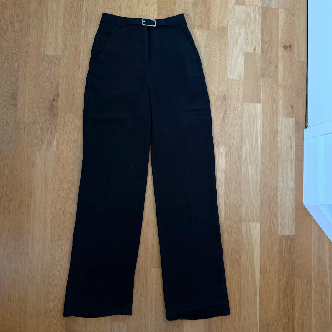 Svarta vida kostymbyxor med bälte - 3