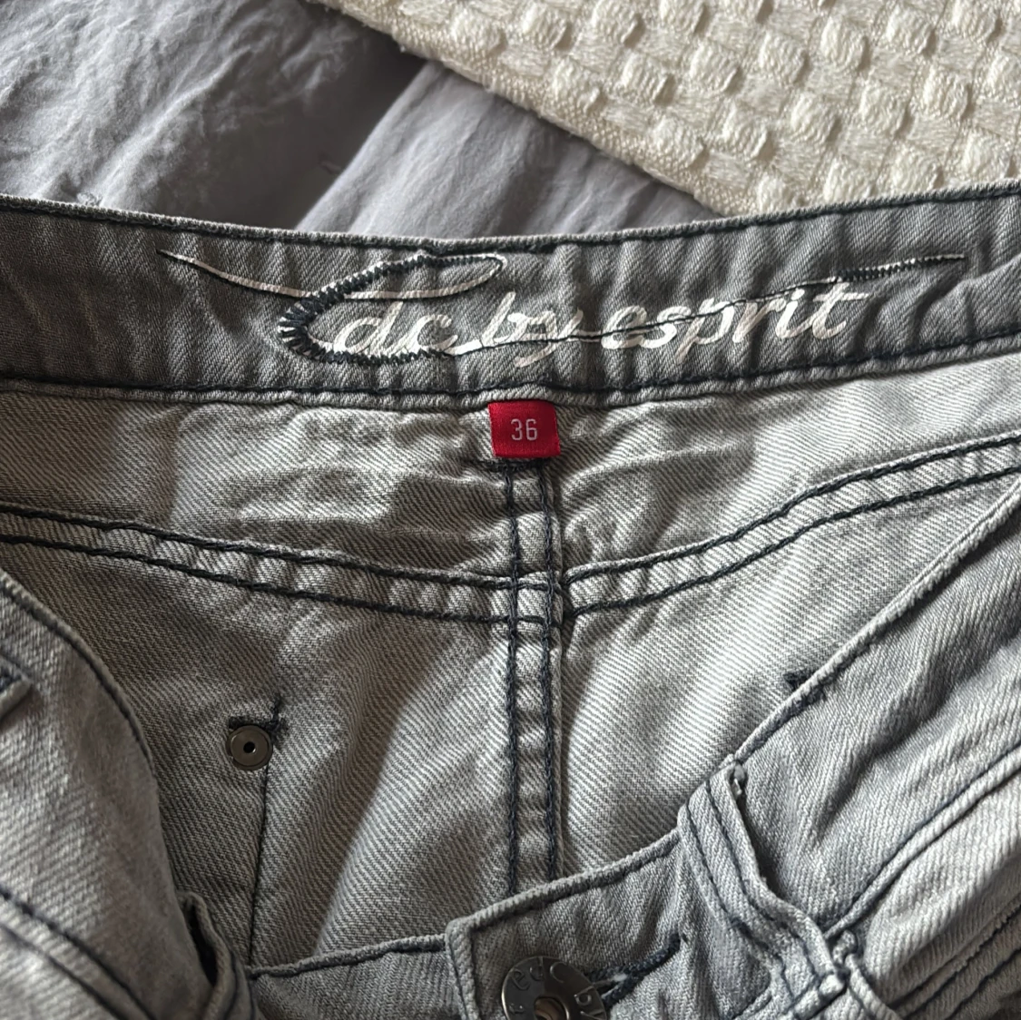 Grå mini jeanskjol med nitar Esprit - 3