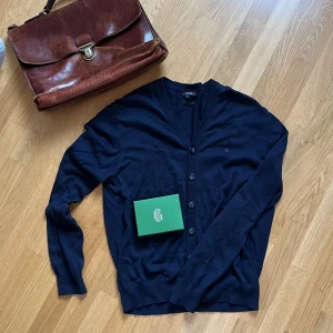 Italiensk Cardigan - Säljer nu en asfet mörkblå Italiensk Cardigan i mycket bra skick✌️Var inte rädd för att ställa fler frågor❤️
