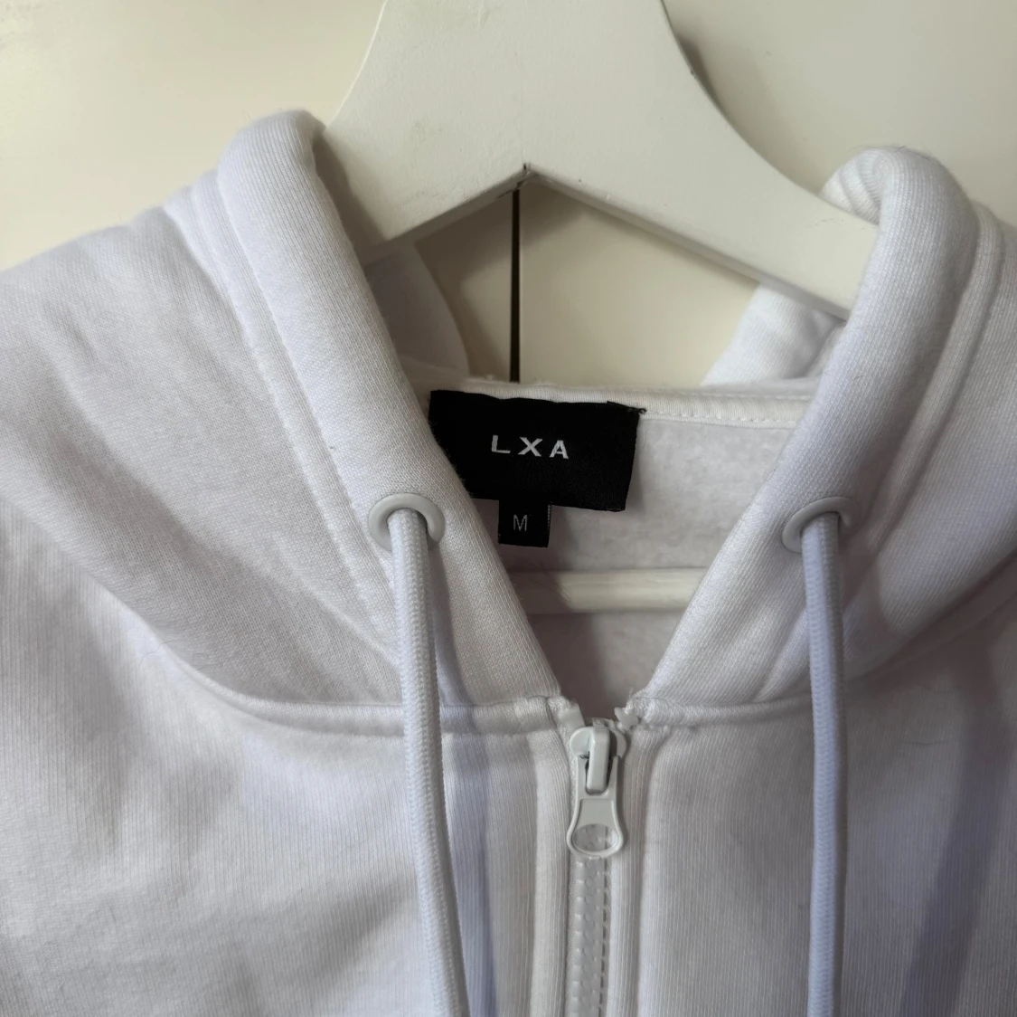 Vit croppad hoodie från LXA - 2