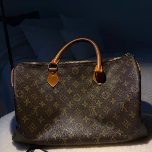 Louis Vuitton Speedy 30  - Säljer min Speedy 30 då den inte kommer till användning längre 💞 Köpte den av en tjej på Blocket som hade köpt den på Stockholms Auktionsverk. Inget äkthetsbevis men taggen ifrån Auktionsverket följer såklart med! 