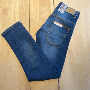 Helt nya Nudie Jeans 29/30 - Tjena! Säljer nu ett par riktigt feta nudie jeans med en riktigt snygg tvätt. Säljer pga att jag köpte fel storlek. De är HELT NYA, med lapparna fortfarande kvar. Jeansen är i modellen ”Thin Finn”, vilket är en slim fit passform. De är ju som sagt helt nya, så finns inga defekter. De är i storleken ”29/30”. Hör av er vid närmsta fundering!