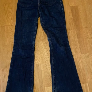 Boss orange jeans - Ett par mörkblåa jeans från boss orange. Knappt använda och i bra skick. Kostar ungefär 1300 nypris!