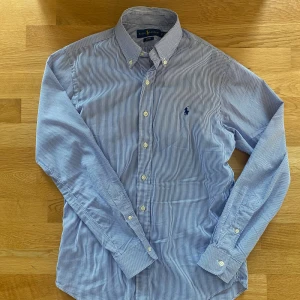 Ralph Lauren skjorta - Stilren eftertraktad skjorta från Ralph lauren. Endast använd ett par gånger och är i mycket bra skick. Det är bara att fråga ifall du har någon fråga! 🙏