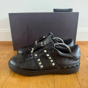 Valentino rockstud sneakers  - Säljer nu dessa valentino skor | Använt skick | Storlek 40 | Kommer med box och extra snören |