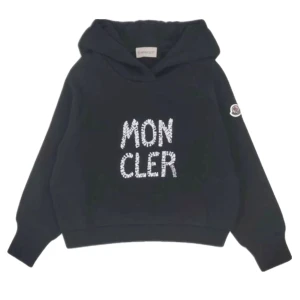 Söker en svart hoodie från Moncler med tryck - Jag söker en svart hoodie från Moncler med stor vit logotyp på bröstet och klassisk Moncler-patch på ärmen. Tröjan har huva och ribbade muddar vid ärmslut och nederkant. Pris kan diskuteras!!