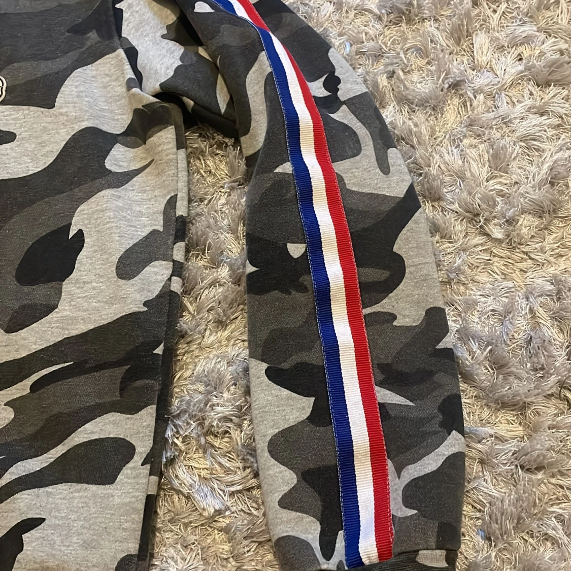 Camouflage sweatshirt med ränder - 2
